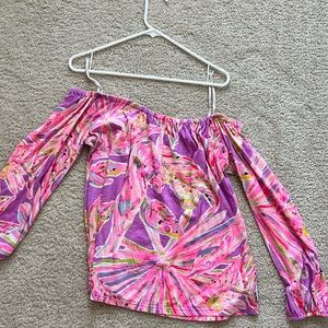 Lilly Pulitzer off the shoulder top in Size Large.